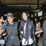 전도연 <b>홍콩</b> 공항에서 파파라치! 그런데 옆엔 유재석?