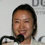 과감하게 완전 <b>쌩얼</b>로 시상식에 온 전도연