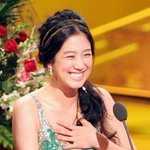 <b>깊이</b> 파인 드레스 가리는 정려원