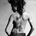 <b>조폭</b>마누라 능가하는 안젤리나졸리의 멋진 문신