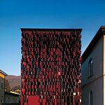 책으로 <b>외벽</b>을 만든 도서관