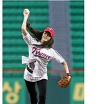 김새롬! 야구장 시구.. 엄청난 <b>포즈</b>! 그래도 힐은 좀...