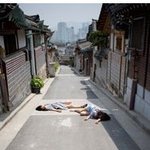 <b>시체</b>놀이하는 배두나, 얘 왜이러니?