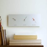 바늘이 따로 배치된 디자인 벽시계