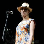 <b>백업</b> 싱어로 무대위에 선 스칼렛 요한슨