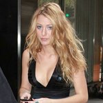 촬영 중인 가십걸 블레이크, 가슴훤히보이는 드레스입고..