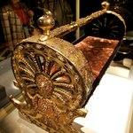 2,000 개 다이아몬드, <b>루비</b>, 에메랄드로 장식한 요람