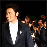 장동건 경희대 비공개 <b>직찍</b>..혼자만 빛이나