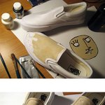 하얀 스니커즈에 <b>맨발</b> 그려넣기