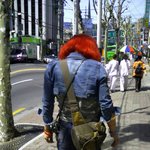 미니스커트를 입은 빨간 <b>머리</b>의 아가씨가 <b>글</b>세?