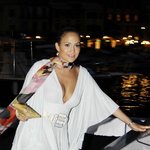 <b>보트</b> 위에서 하얀 소복 걸친 제니퍼로페즈~