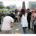 배두나, <b>청계광장</b>에서 사람들 신경안쓰고 막 놀아ㅋ