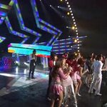 <b>무대</b> 위 테이, <b>혼자</b>서 왕따 놀이 중이야?