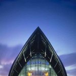 왠지 기어갈듯한 건축물~