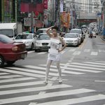 부산대 앞 횡단보도 <b>점령</b>한 바코드녀!