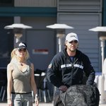 아들과 아침 산책하고 있는 <b>러셀</b> 크로우