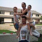 세상을 <b>머리위</b>로 올리는 사나이