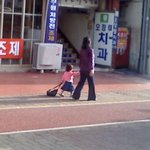 엄마 가방 <b>이리</b>줘 내가 들어줄게