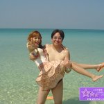 쥬얼리 <b>이지현</b> 가슴에 탈지면넣은듯..거기다 수영복차람남자한테안겨있네...