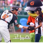 완전 귀여운 <b>강민호</b> 선수! 하지원 시구에 온몸이 배배꼬이네