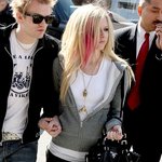 <b>백옥</b>피부 자랑하는 에이브릴 라빈 최근!