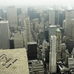 초고층빌딩에 쓰인 사랑고백, 'russell <b>loves</b> lana'