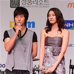 유인영! 잘 빠진 각선미를 뽐내는 거야?