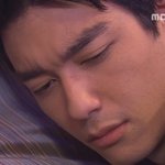 데니스오 두개의 귀 뚫은 <b>흔적</b>과 한개의 점?