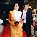 코디와 친한 수애씨의 드레스