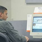 석호필, <b>pc</b>방에서 프리즌 브레이크 기사 검색하는 파파라치사진.