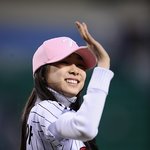 김연아 시구하러 와서~<b>모자</b>가 얼굴을 먹겠네!