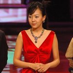 똑같은 빨간 드레스 <b>이지만</b>....