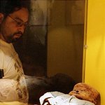 기저귀 찬 아기 <b>미라</b>