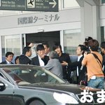 <b>현빈</b> 공항 직찍! 피곤할텐데 웃어주기까지~