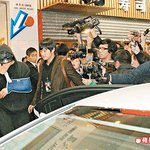 공연중 부상으로 <b>보호</b><b>대</b> 착용한 비