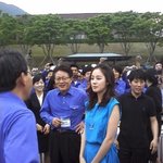 회사 단합대회도 갔던 김태희! 뒤에 직원들 캐<b>흥분상태</b>!!