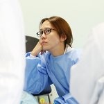 의사가 되기 위해 열심히 공부 중인 김정은의 모습