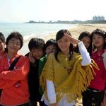 고아라, <b>바닷가</b>에서 친구들과 함께