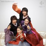 궁s 사진 속 표정이 <b>한결</b>같은 사람은?
