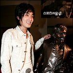 강타 "죽기 전에 내 <b>동상</b>이 서다니!"