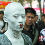 거리위의 <b>행위</b> 예술가.. 얘 무서워~