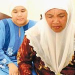 발가락에서 보석 나오는 여인