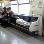 <b>전철</b>, 드러눕는 것도 모자라서..