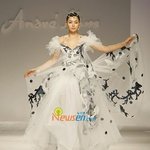 앙드레김 패션쇼에서 이하늬, 은근 <b>통짜</b> 몸매?