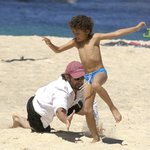 아들과 바닷가에 간 휴 잭맨, <b>동심</b>으로 돌아가다