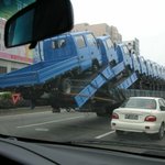 중국길거리에서 찍은 과적<b>차량</b>..이게 가능한가?