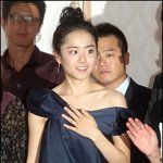 어깨를 살짝 드러낸 드레스 입은 문근영, <b>숙녀</b>의 이미지 물씬