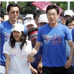 손잡고 데이트 중인 휘재-<b>여정</b> 커플, 키차이 넘 심해!