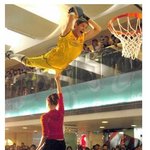 4.8m를 날아오른 뒤 덩크슛을 성공,기네스기록!대박~