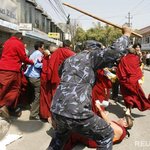 티벳 <b>무력</b>시위진압중,본능을 주체할 수 없었던 이남자!!심하네..